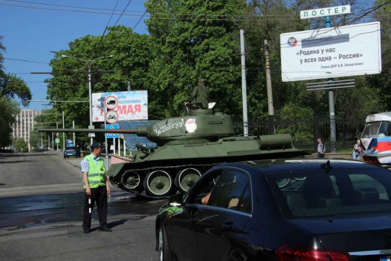 В центре оккупированного Донецкая местные боевик готовятся к параду 9 мая