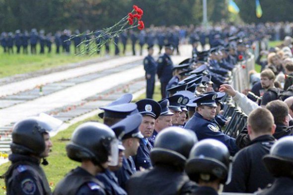 У Львові День перемоги 2011-го відзначили бійками і спаленням червоного прапору