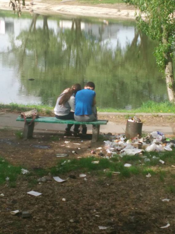 За майские праздники киевляне завалили мусором берег у озера Вера на Борщаговке