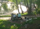 За травневі свята кияни завалили сміттям берег біля озера Віра на Борщагівці