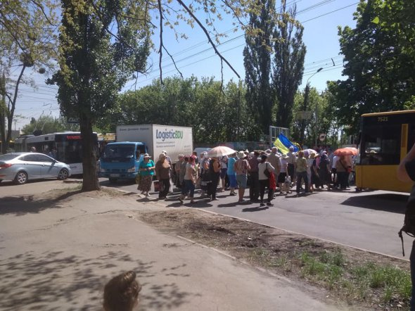 Пішохідний перехід на вулиці перекрили близько ста протестувальників літнього віку. Збираються вже другий день поспіль