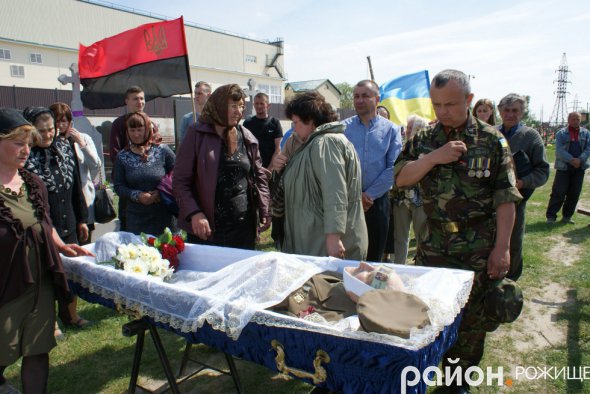 Івана Тупайла поховали на кладовищі села Рожище поруч з дружиною