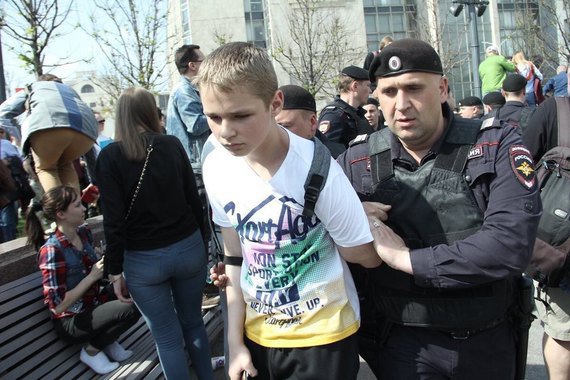 Полиция задерживает несовершеннолетних и малолетних детей