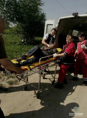 Во Львовской области правоохранители нашли в поле парализованного гражданина Литвы. Фото: Патрульная полиция