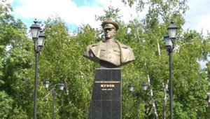 У Харкові вандали звалили бюст маршала Жукова, однак його вже встановили на місце. Фото: Maysuryan