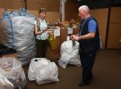 Сортировать отходы посетителям помогает работник станции 70-летний Аркадий