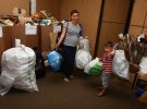 Киевлянка Наталья Ковальчук впервые принесла сюда мусор. Ей помогает 4-летний сын Илья