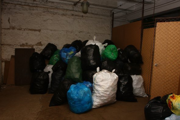 Гора сміттєвих пакетів з відходами накопичилася на станції за вихідні