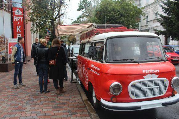 Баркас с кофе возле креативного пространства. Фото: vn.20minut.ua