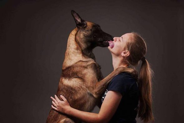 Модель и ее пес снялись в социальной рекламе еще в 2017 году
