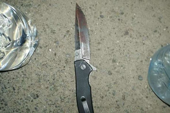 На місці злочину правоохоронці вилучили знаряддя вбивства - розкладний ніж.