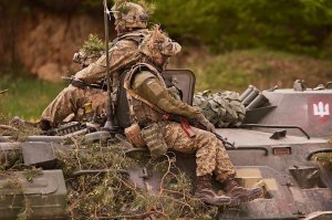 Українські танкісти й десантники приймають участь у військових навчаннях НАТО, які з 1 по 9 травня проходять у Німеччині. Загалом залучили 3700 солдатів із різних країн