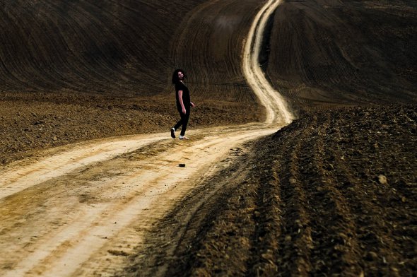 Дівчина гуляє полем на Сокаль-горі на Львівщині. Вона розташована неподалік Сокальської районної лікарні та поліклініки на околиці міста