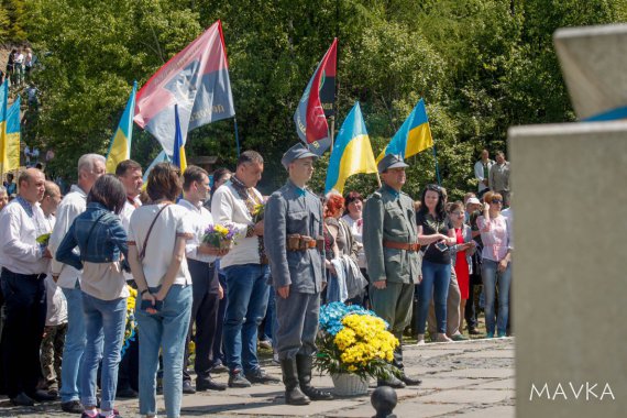 Вшанувати пам’ять українських Героїв зібралися сотні людей