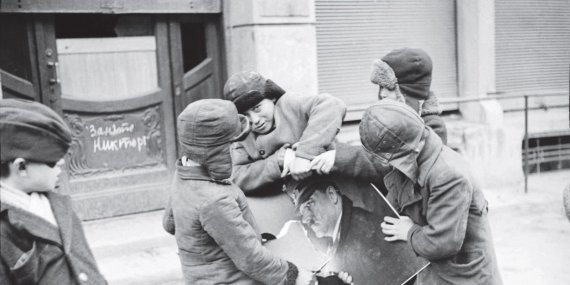 Миколаївські підлітки шматують портрет Гітлера. Березень 1944 року