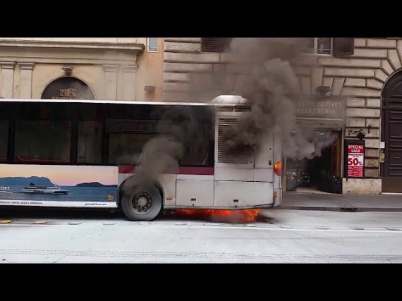 У центрі Риму спалахнув автобус