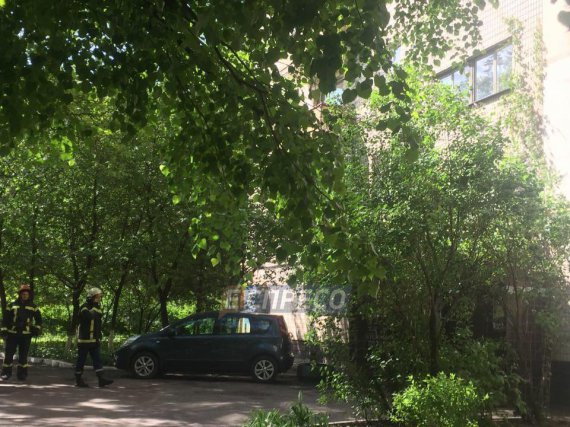 У Києві жінка випала з вікна восьмого поверху: від отриманих травм померла миттєво