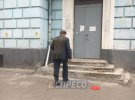 Голову российского центра науки в Киеве облили зеленкой и фекалиями