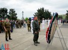 Вінок для Захарченка прив'язали, щоб не впав на голову