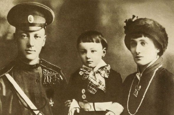 Анна Ахматова и Николай Гумилев с сыном Львом. 1915 год