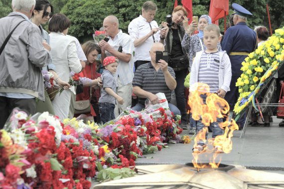 В Полтаві відзначили 9 Травня урочистою ходою і  покладанням квітів