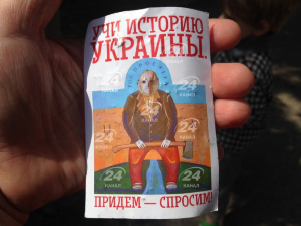 Активісти роздавали проукраїнські листівки під час "параду" до Дня перемоги в окупованому Луганську. Фото: 24 Канал 