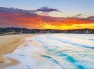 На пляжі Бонді у Сіднеї - білосніжний пісок та кришталево-чисті хвилі