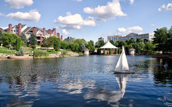 В парке Сентениал Лейкс, Миннесота, есть озеро площадью 40 кв.км.