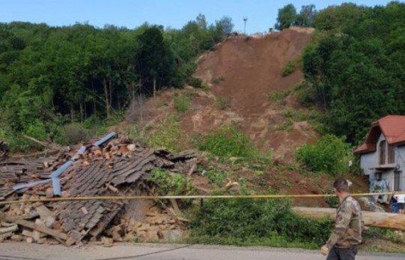 3 будинки зруйновано повністю, 2 - частково