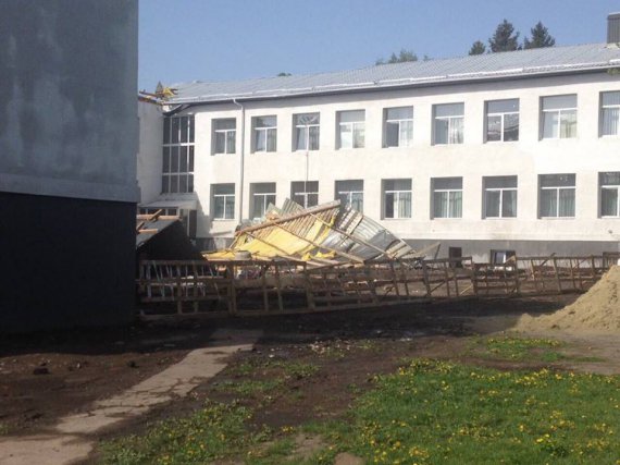 На Сумщині вітер зірвав покрівлю із щойно відремонтованої школ