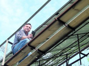 Олександр Андрусенко із ­селища ­Червоний Шлях ­поблизу ­Полтави встановив у своєму дворі на висоті шість метрів каркас із 54 соняч­­ними пане­лями. У літні ­місяці має до п’яти тисяч гривень прибутку від продажу енергії через ”зелений тариф”
