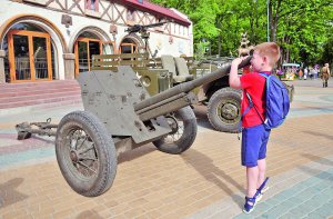 Хлопчик розглядає гармату часів Другої світової війни на виставці зброї в Харкові. Її відкрили у міському парку імені Максима Горького 8 травня — в День пам’яті та примирення