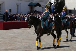 Володимир Путін спостерігає за парадом президентського полку після інавгурації на Соборній площі в Кремлі. Форма головних уборів і колір мундирів апелюють до 1812-го, коли Росія воювала з французьким імператором Наполеоном. 7 травня 2018 рік, Москва