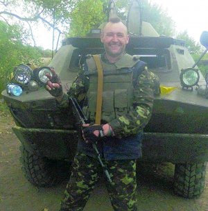 Ігор Бектиміров під час першого виїзду на бойову позицію під Майорськом на Донеччині стоїть біля броньованої розвідувально-дозорної машини у вересні 2014 року