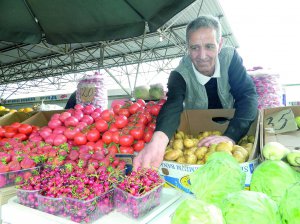 Микола Угорлієв торгує овочами та ягодами на ринку Урожай у Вінниці. Перші черешні продає по 150 гривень за кілограм, полуницю — по 140, молоду картоплю — по 55 гривень