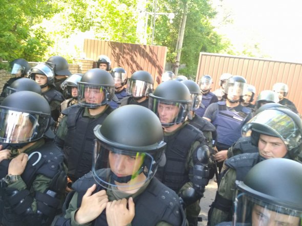 Полицейские, дежурившие под имением Левочкина