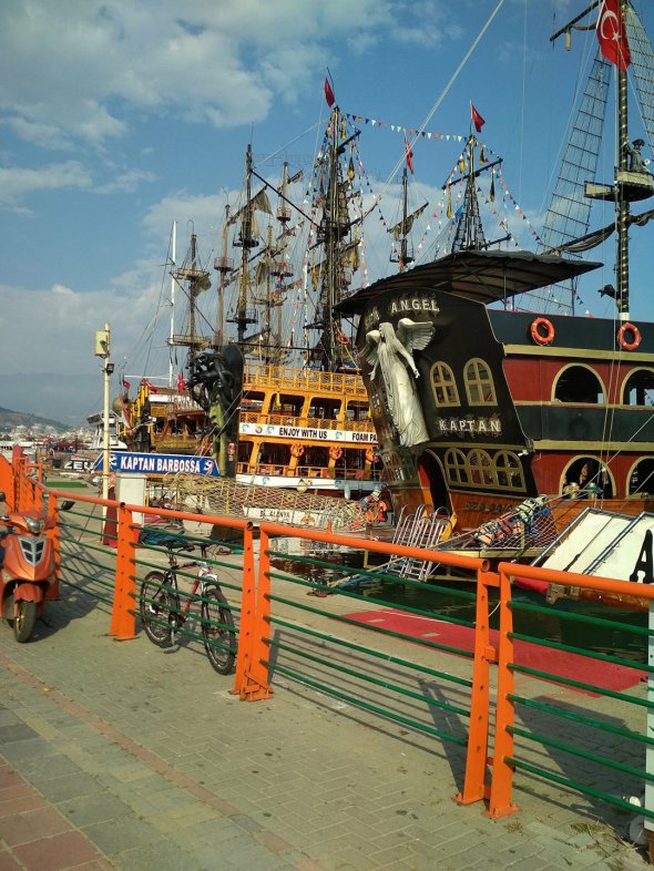 Маріна - набережна з сотнями різноманітних яхт