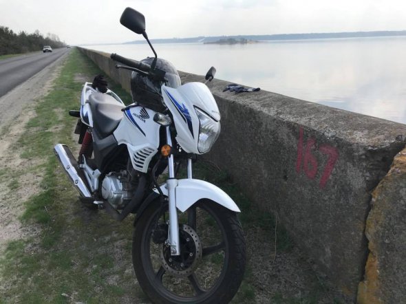 Поліція шукає білий мотоцикл Honda з номером AA7538