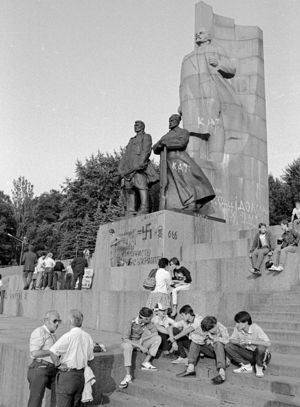 Памятник героям Октябрьской революции на Майдане Независимости, 1992