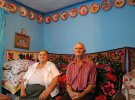 Супруги-украинцы Мария и Георгий Лаврюки у себя дома в селе Рона-де-Сус, Румыния