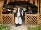 Священник православной церкви Юрий Альбичук в традиционной одежде украинцев села Рона-де-Сус, Румыния