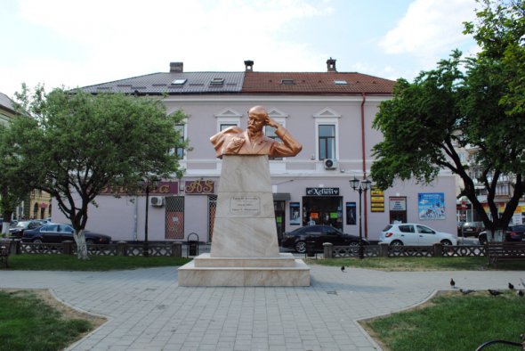 Памятник Тарасу Шевченку в центре города Сигет, Румыния
