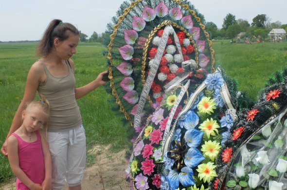 У могилы 12-летнего Демьяна Кривко стоит его сестра Яна и племянница Анастасия