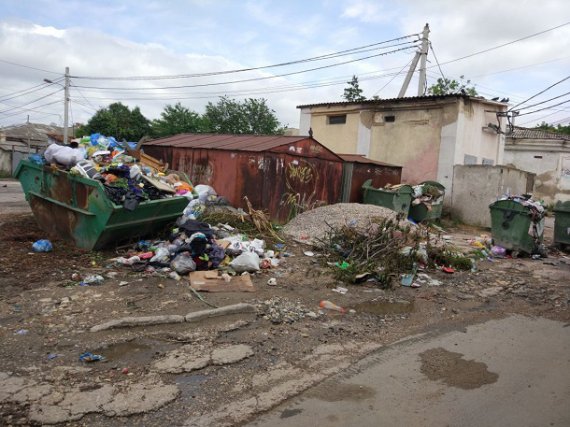 В мережі показали забруднений сміттям Сімферополь. Фото: RoksolanaToday & Крим