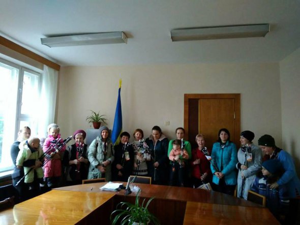 Палиці для ходьби придбала міжнародна організація