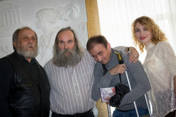 Фотограф Александр Майструк (с камерой) - один из самых известных пациентов целителя Гаврилюка