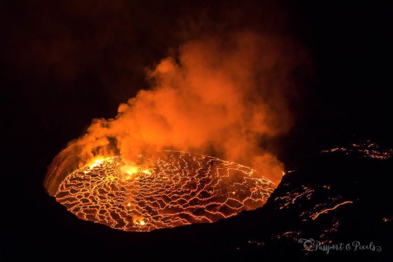 Британський фотограф Белла Фальк заночувала на вершині діючого вулкану Ньїрагонго