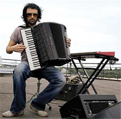 Вакарчук грає на баяні