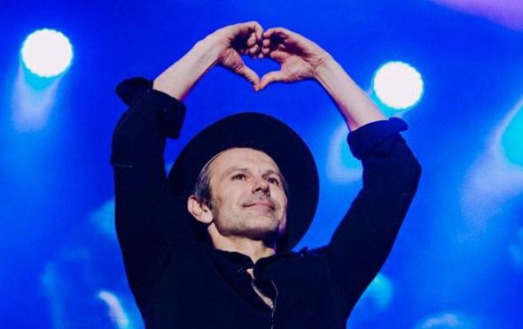 Вакарчук однаково добре пише обома руками