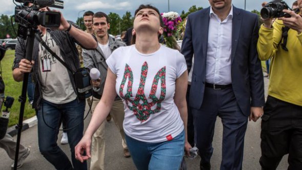 25 травня 2016 року Надія Савченко зійшла з літака в аеропорту "Бориспіль"